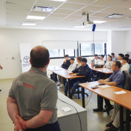 Toyota y la educación técnica automotriz junto a su red de concesionarios