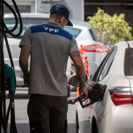 A partir de este martes bajarán los precios de la nafta y gasoil