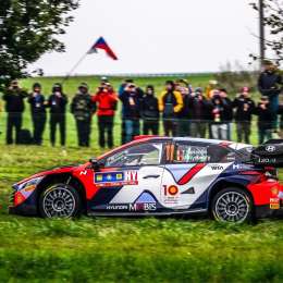 WRC: Thierry Neuville lidera en Europa Central y se acerca a la corona