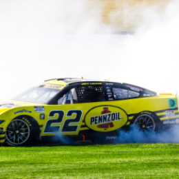 NASCAR: Joey Logano y una victoria sobre el final de la South Point 400 en Las Vegas