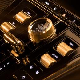 Con detalles en oro de 18 quilates, Aston Martin celebra los 60 años de su alianza con James Bond