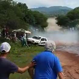 Rally: un auto perdió el control y embistió a un camarógrafo en Tucumán