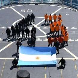 La tripulación del rompehielos Irízar y un emotivo homenaje a Colapinto