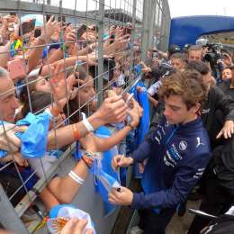 El gran gesto de Colapinto con unos minifanáticos en su regreso a Argentina