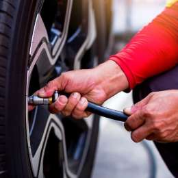Verano 2025: ¿Cuánto aire hay que cargarle a los neumáticos antes de salir a la ruta?