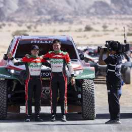 Dakar 2025: ¡A los martillazos! La práctica forma del navegante de Yacopini para reparar una llanta