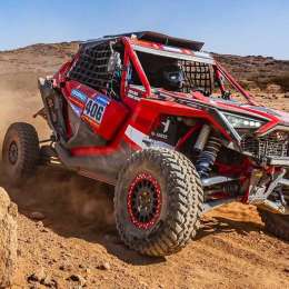 Dakar 2025: ¡En llamas! Un piloto italiano trepó las dunas con un principio de incendio en su UTV