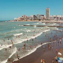 Verano 2025: ¿Cuánto dinero se necesita para vacacionar 15 días en Mar del Plata, Brasil o Iguazú?