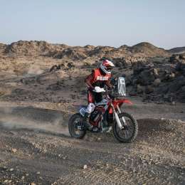 Dakar 2025: el argentino que es debutante y pelea por el podio con una moto eléctrica