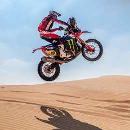 Dakar 2025: Schareina superó a Benavides por segundos y se quedó con la victoria de la Etapa 11 en Motos