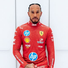 ¡La foto más esperada! Hamilton y su primera foto con el buzo antiflama de Ferrari