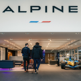 F1: ¡Primer día! Colapinto visitó la fábrica y comenzó sus tareas en Alpine