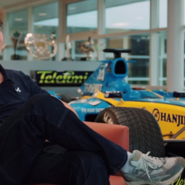 F1: el valor del auto histórico con el que Colapinto posó en Alpine