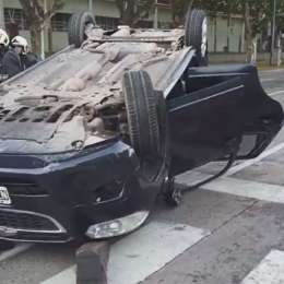 Grave accidente: una mujer alcoholizada perdió el control de su auto, volcó y dejó 8 heridos