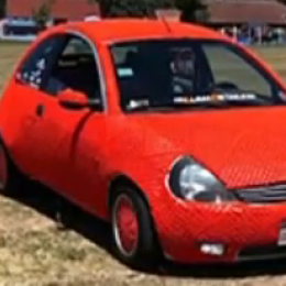 ¡Espectacular! Su madre le tejió una funda de lana para el auto y ganó un premio