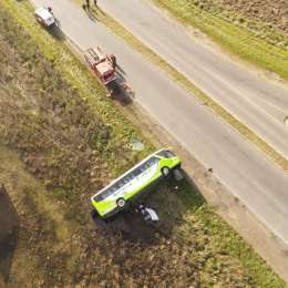Accidente en General La Madrid: murieron 5 personas y hay 29 heridos por el vuelco de un micro de larga distancia.