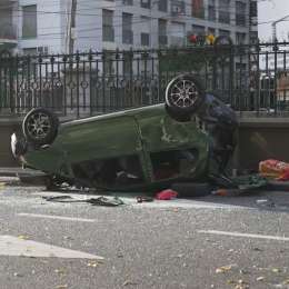 Choque en Caballito: un auto impactó contra un colectivo, volcó y dejó a varias personas heridas