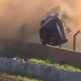 VIDEO: lo tocaron en plena recta, dio varios tumbos y terminó contra un auto del público