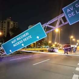 Impactante choque en la General Paz: una camioneta chocó contra una señalización y la derribó