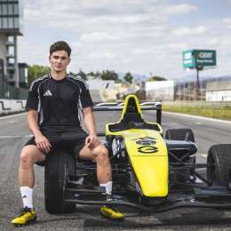 Julián Álvarez en modo piloto para promocionar sus nuevos botines