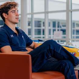 F1: Colapinto se mostró con los autos históricos de Alpine y mandó un mensaje para los fanáticos