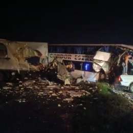 Tragedia en la Ruta 3: cuatro muertos y 16 heridos por el choque frontal entre un camión y un micro