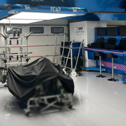 F1: el Alpine N°43 espera por Colapinto en los boxes de Imola