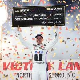 NASCAR: Christopher Bell aprovechó un error de Logano y se quedó con una trabajosa victoria