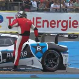 ¡Piñas y patadas! La violenta reacción de un piloto tras un accidente en Le Mans