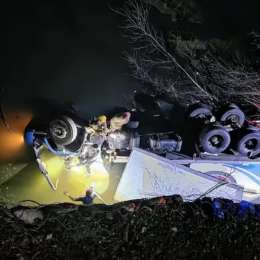Un camión desbarrancó y se hundió en un río en Córdoba: un muerto y un sobreviviente
