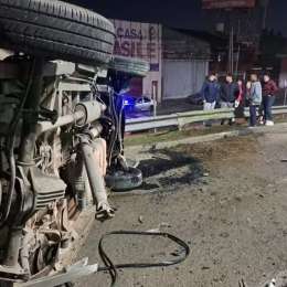 Impactante vuelco de una combi que trasladaba a jóvenes hacia un boliche: muchos de ellos resultaron heridos