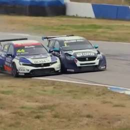 TCR South America: el áspero duelo Leo Pernía - Cardoso que provocó el abandono del argentino en la carrera dos