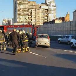 Brutal accidente en la Autopista 25 de Mayo: un conductor sufrió un infarto, se descomensó y chocó
