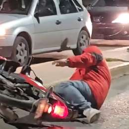 Un motociclista se cayó cuando intentaba escapar de un control policial