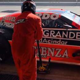 TC: Canapino practicó el cambio de neumáticos bajo la atenta mirada de Ortelli