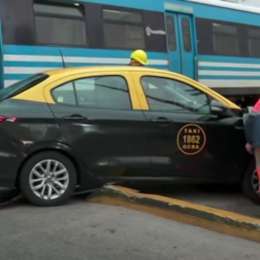 Flores: un taxista cruzó el tren con la barrera baja, chocó y causó demoras en la línea Sarmiento