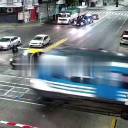 Así embistió el tren Sarmiento al taxista que cruzó con la barrera baja en Flores