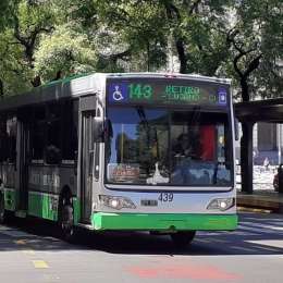 Tragedia en Villa Celina: una jubilada murió atropellada cuando intentaba bajar del colectivo