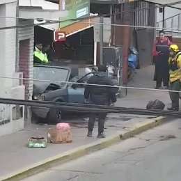 Impactante: un auto perdió el control y se incrustó en un comercio