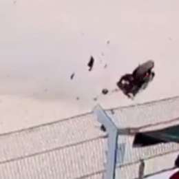 MotoGP: ¡Impactante! Un camarógrafo evitó por milímetros ser impactado por la moto de Pedro Acosta