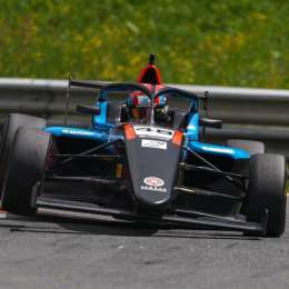 F4 CEZ: Gino Trappa fue penalizado y cruzó la bandera a cuadros 12º en Slovakia Ring