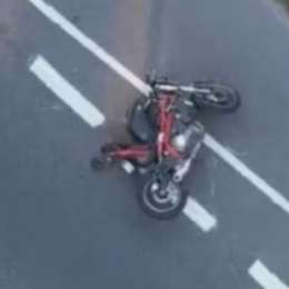 Conmoción en General Paz: un policía murió por una violenta caída de su moto