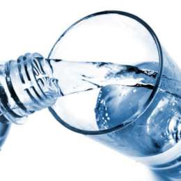 Salud y bienestar: despierta con energía y bebe agua para una vida plena