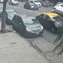 Impactante vuelco de una camioneta tras chocar contra un taxi en Balvanera