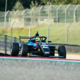 F4 Italiana: una arriesgada maniobra dejó a Schropp fuera del Top 10 en la primera final de Barcelona