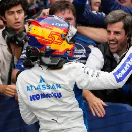 F1: la historia desconocida detrás del detalle en el casco de Sainz que le dio suerte en Bakú