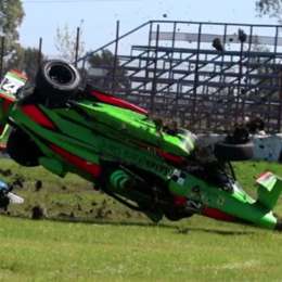 ¡El halo lo salvó! Se tocó con un rival, comenzó a volcar y terminó con el fórmula sobre su cabeza