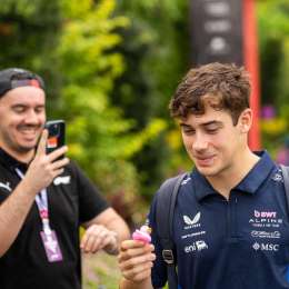 F1: ¡Hola Franco! Colapinto ya está presente en los boxes de Singapur