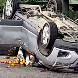 Parque Centenario: un conductor volcó y quedó inconsciente luego de colisionar con tres vehículos estacionados