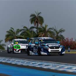 TCR South America: Cardoso aprovechó una distracción de Leo Reis y se quedó con la primera carrera en Velocitta